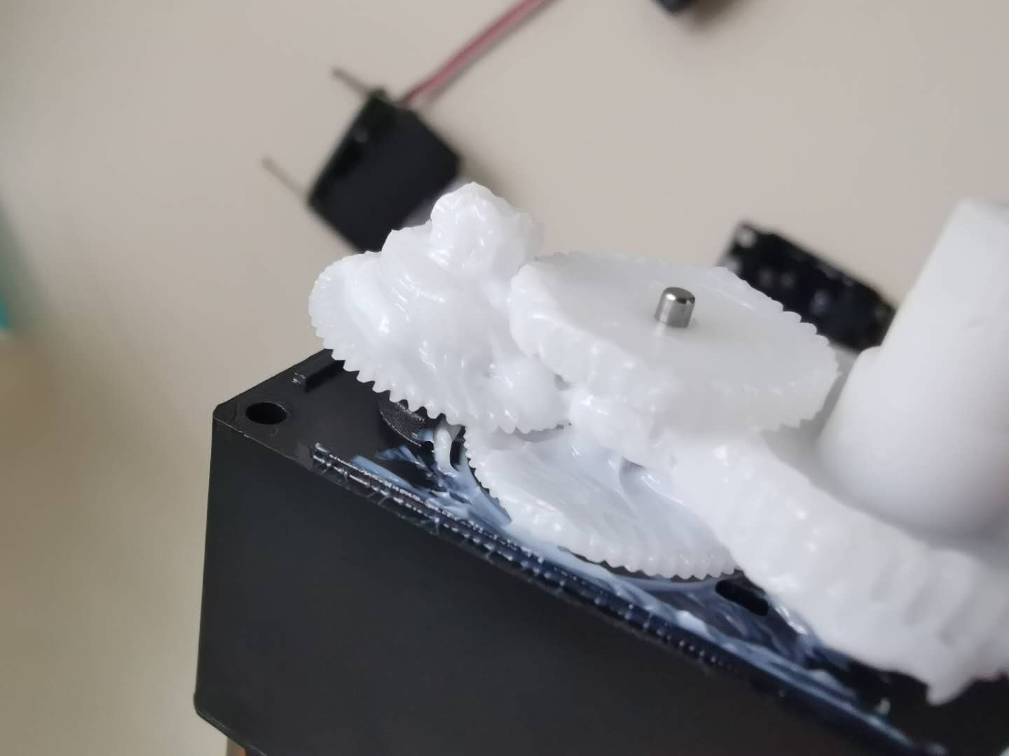 選擇塑膠齒輪潤滑脂應考慮哪些因素呢？